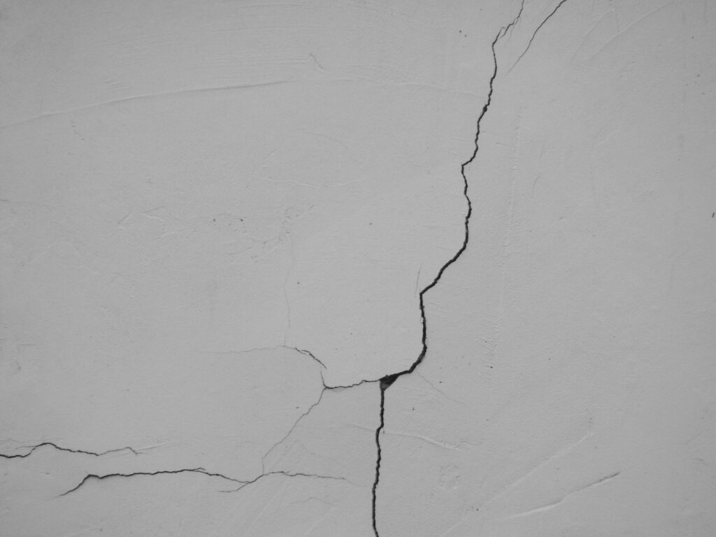 Grieta en una pared blanca de un apartamento