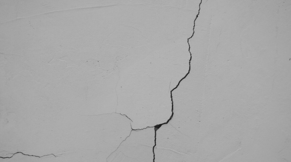 Grieta en una pared blanca de un apartamento